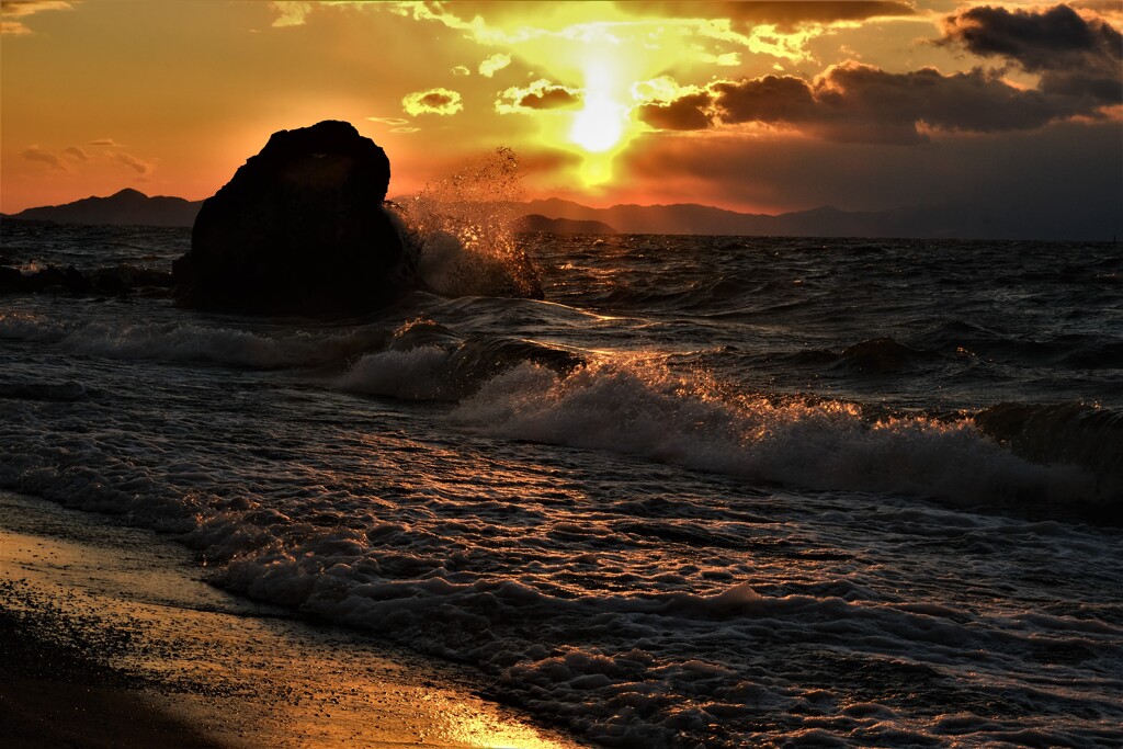 琵琶湖烏帽子岩夕波打ち　6