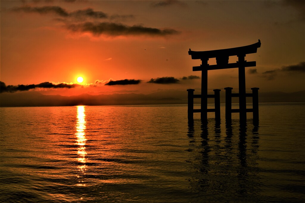 湖中鳥居の日の出