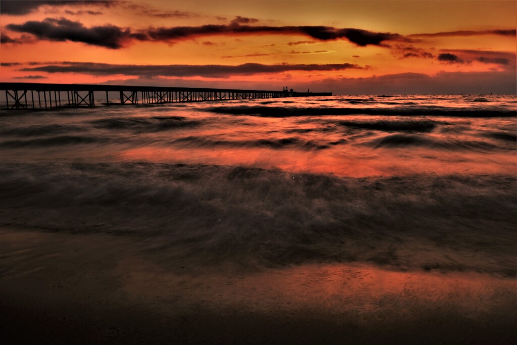琵琶湖の夕照の波