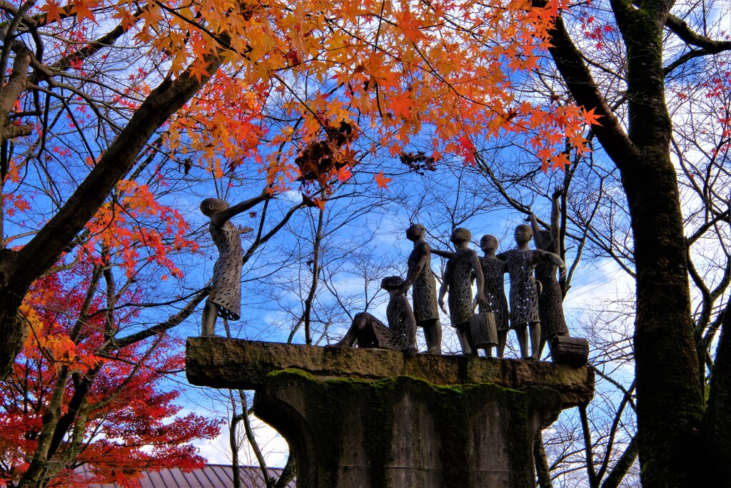 恵荘上人と村人の像