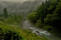 山間の川霧