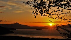 晩秋の奥琵琶湖の朝日　３
