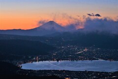 夜明けの富士山