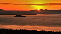 晩秋の奥琵琶湖の朝日　１
