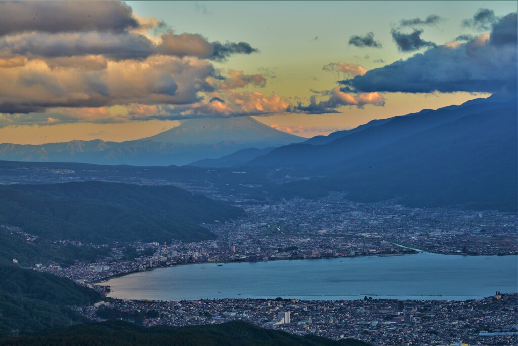 夕景の諏訪湖越しの富士山