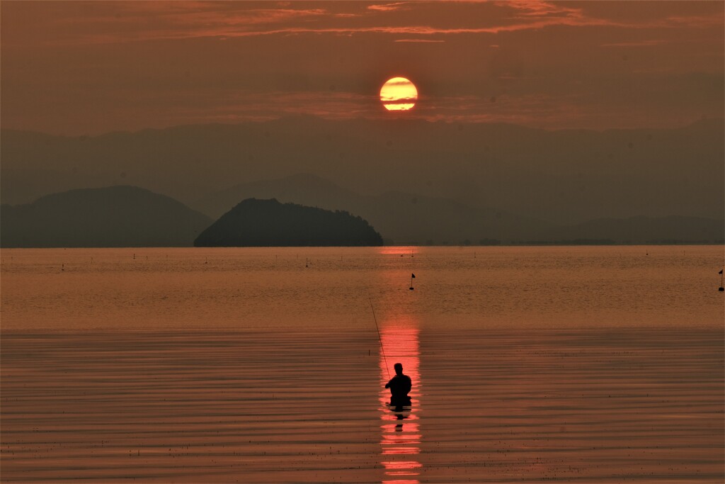 湖辺の朝釣り　３
