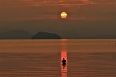 湖辺の朝釣り　３