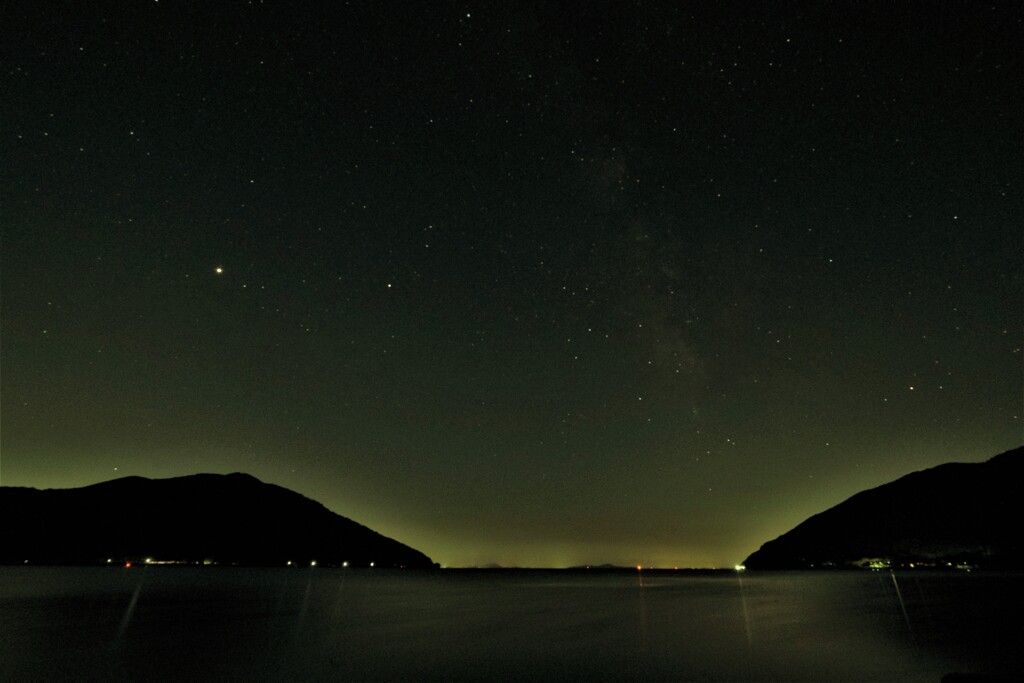湖辺の夜空