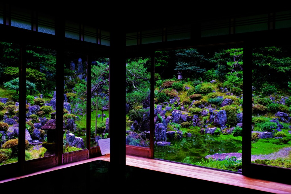 特別池泉庭園化の青岸寺枯山水庭園