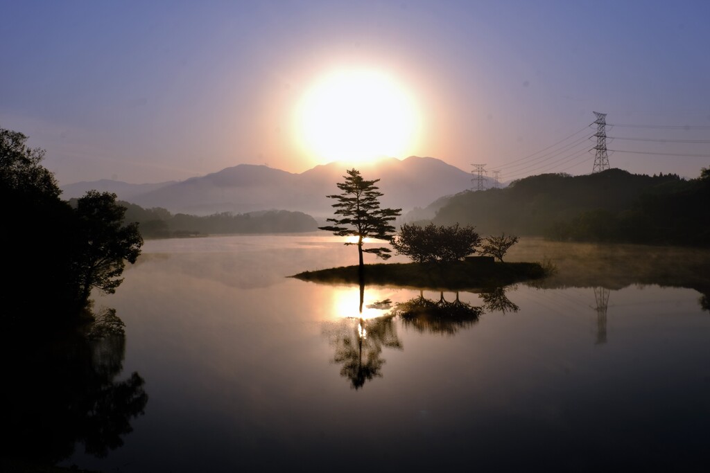 晩春の日野川ダム　朝日　７