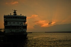 琵琶湖学習船「うみのこ」夕景