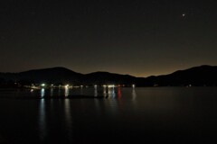 湖辺の夜景