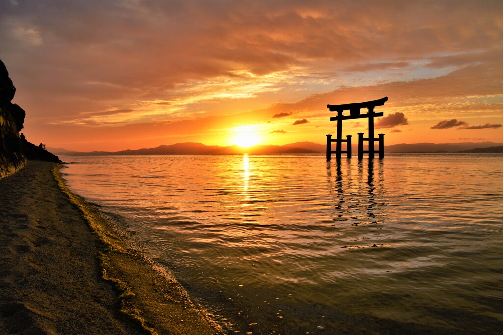 湖中鳥居と朝日の饗宴