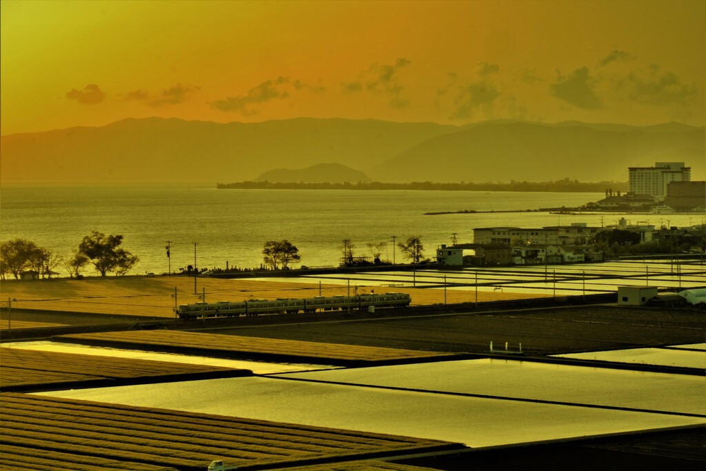 湖辺の夕代田　３