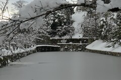 彦根城内壕雪景