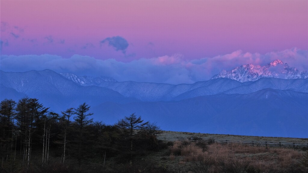 夜明けの北アルプス