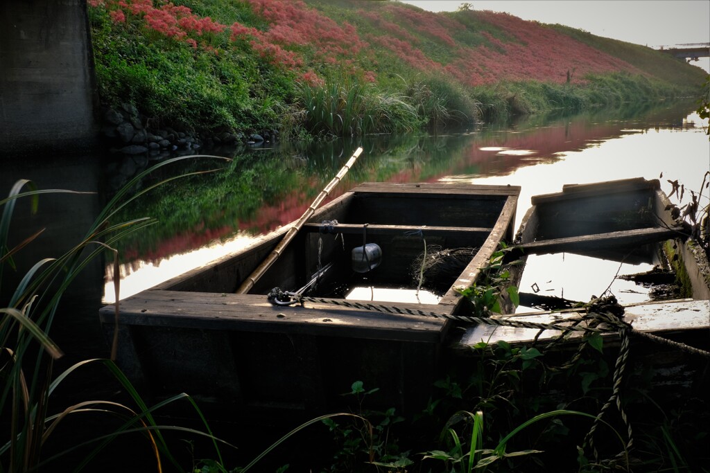 川辺の小舟　１