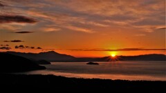 晩秋の奥琵琶湖の朝日　２