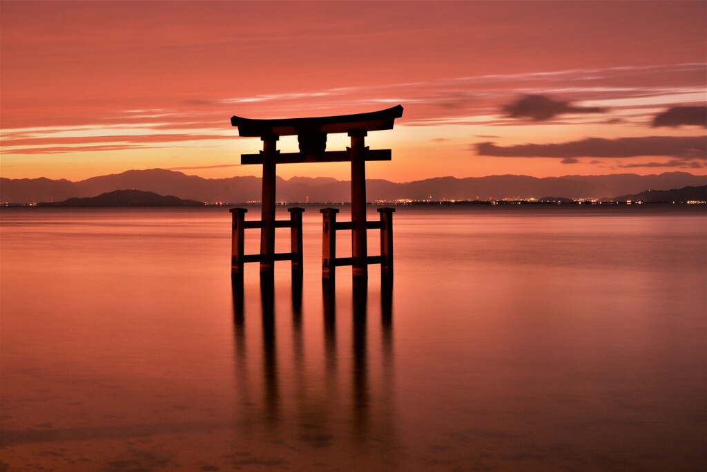 暁の湖中鳥居