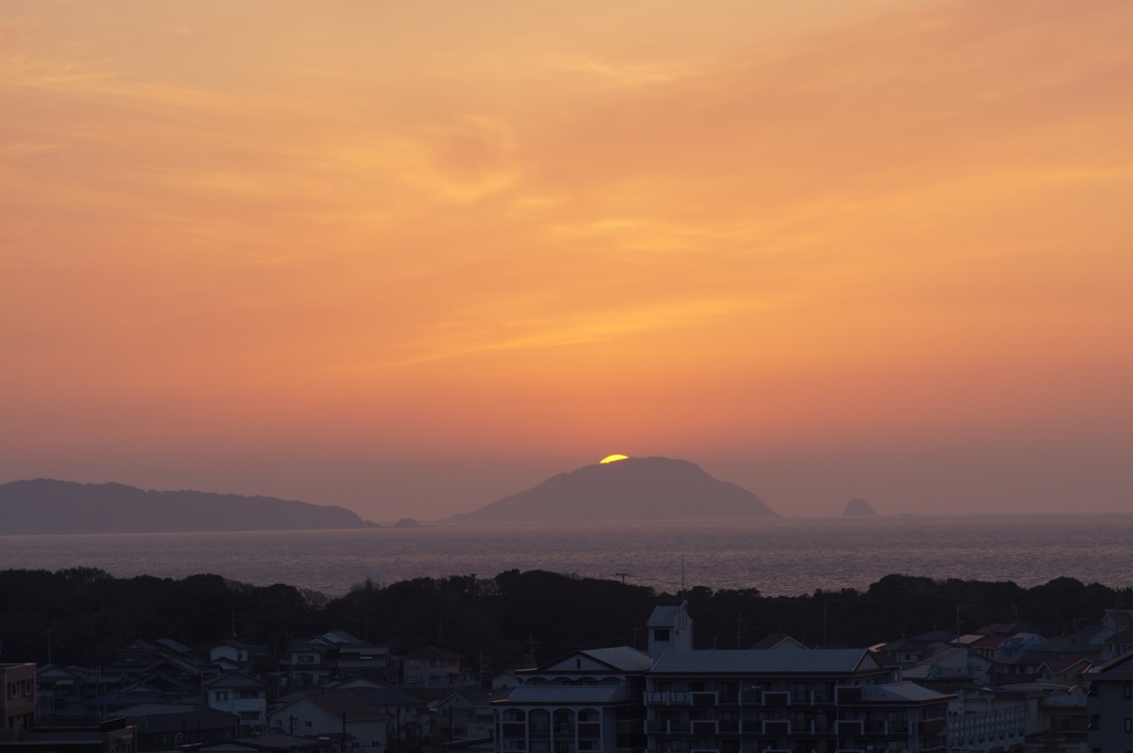 玄界島に隠れる夕日