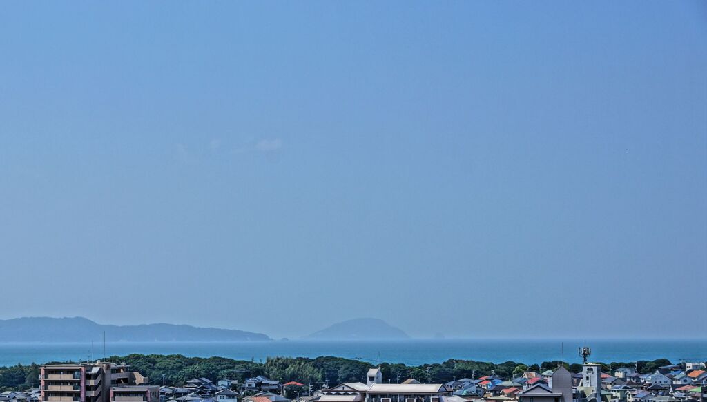 霞む玄界島
