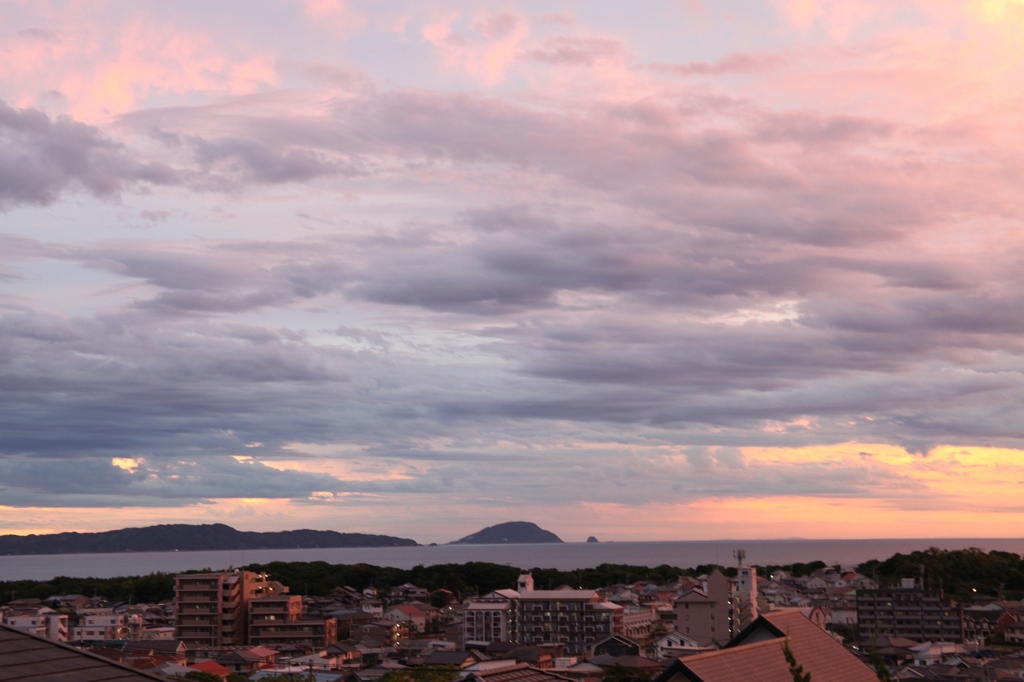 明るい玄界島の夕暮れ