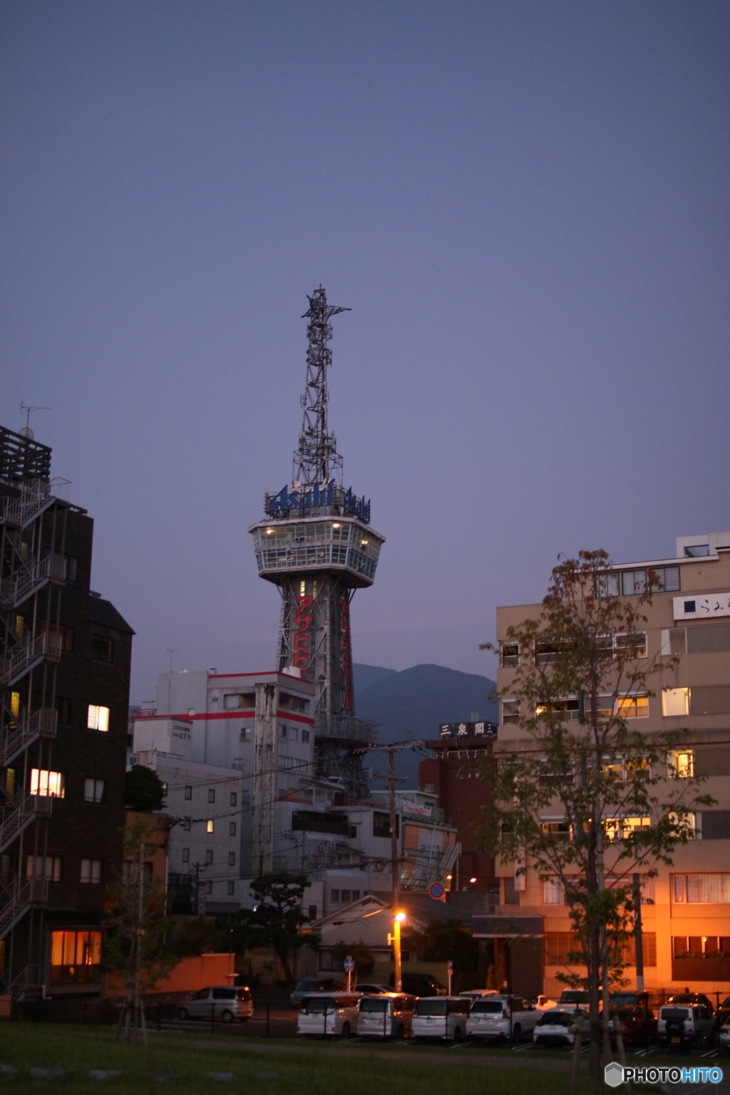 夜明け前の別府タワー