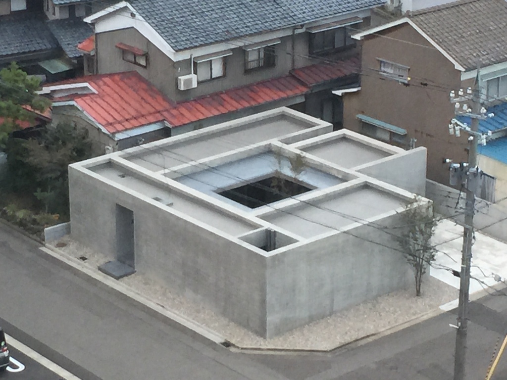 奇抜な家