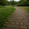 石畳のある緑豊かな公園