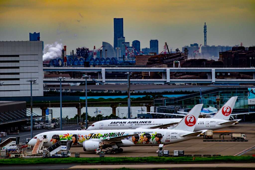 ランドマークタワーと羽田飛行場