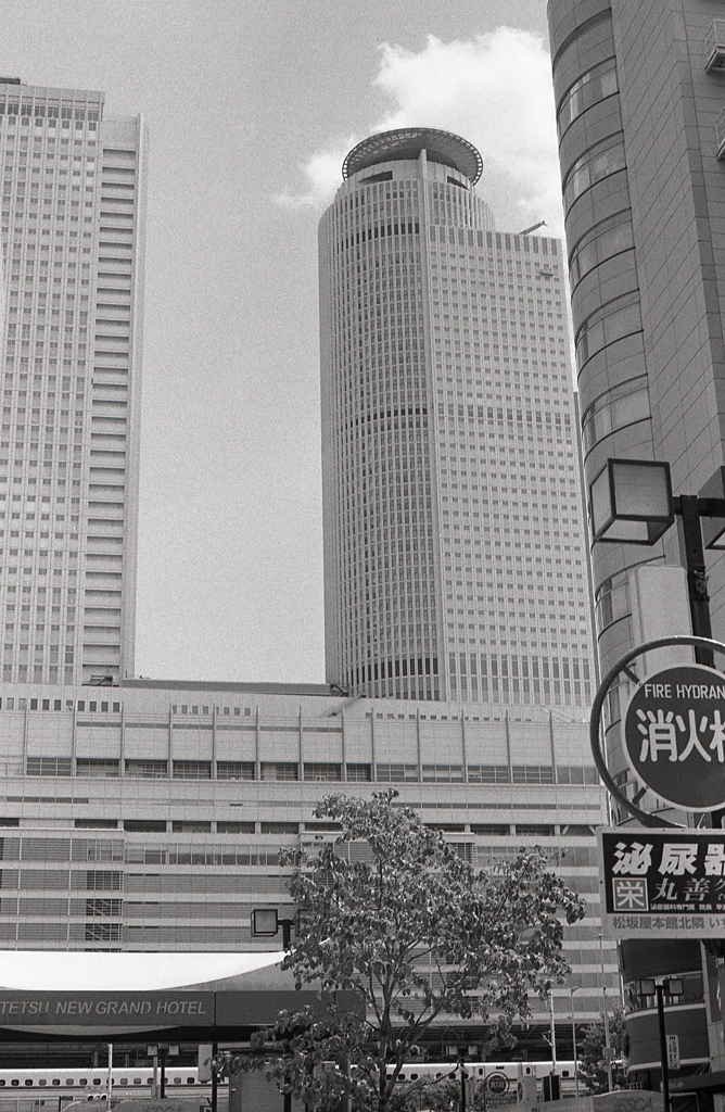 名駅の向こうは別世界？