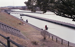 水箱に座るへら釣り人
