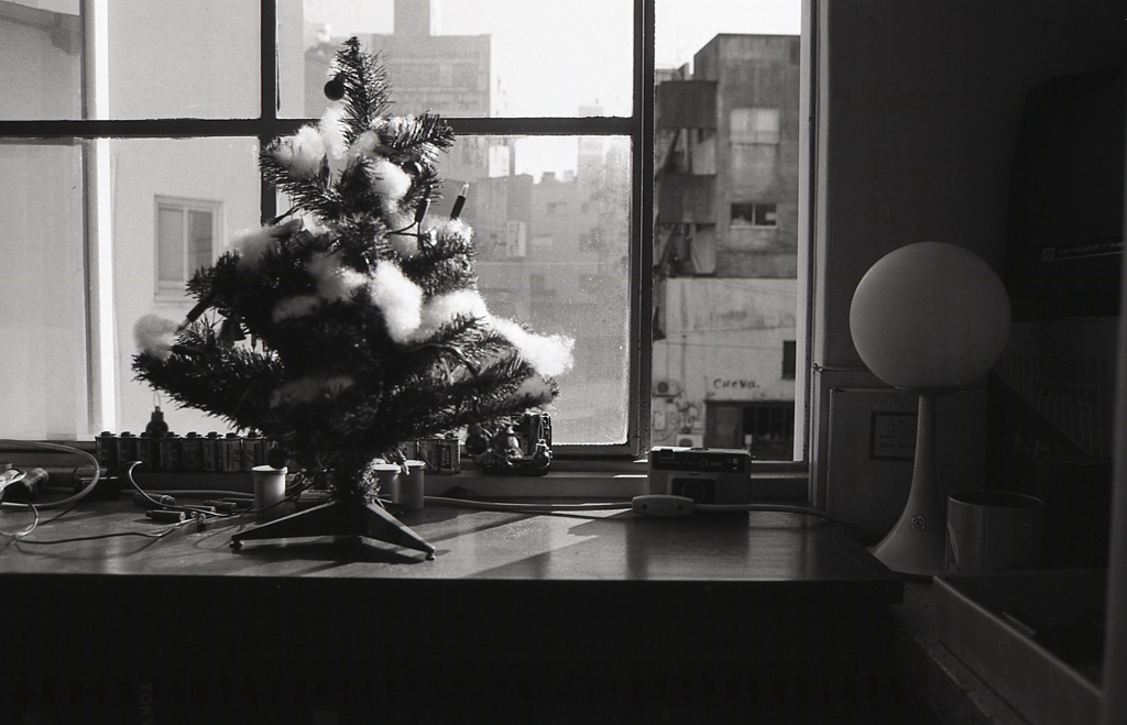 窓辺のクリスマスツリー