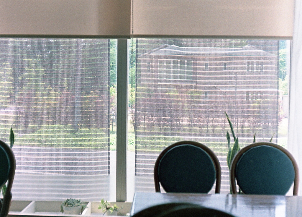 ガラス越しの歪む風景