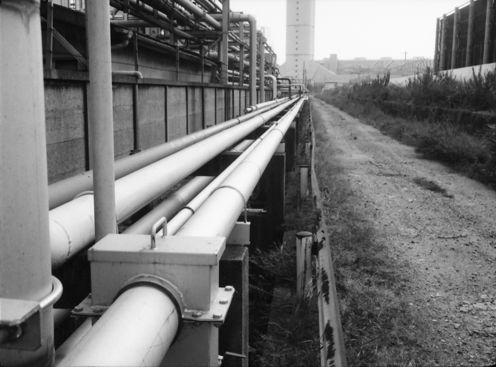 護岸に向かう配管と砂利道