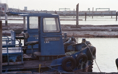 古い二艘の引き船