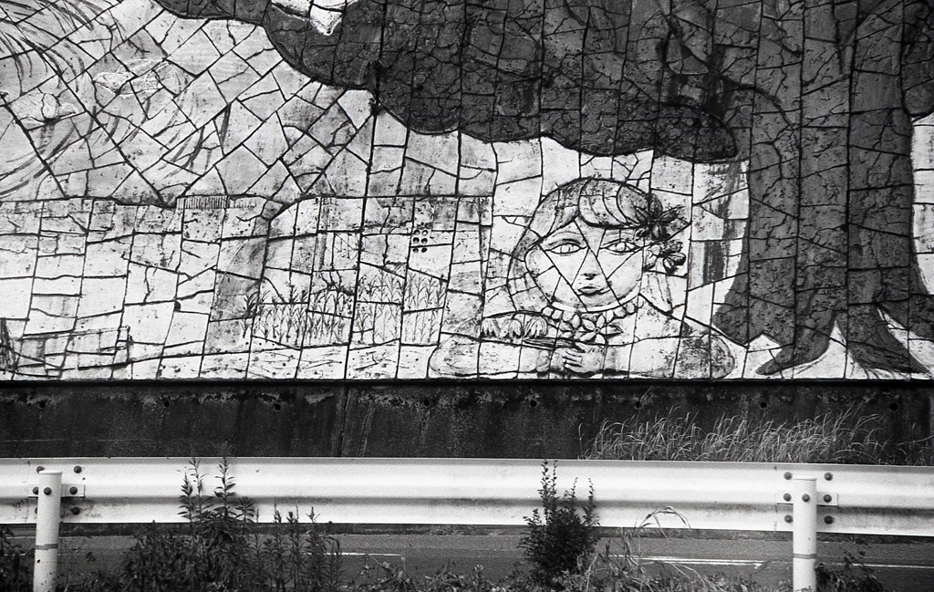 ズームしたタイルの少女　～MINOLTA APEX 105試写