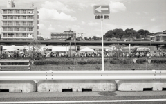 瀬戸川対岸の尾張瀬戸駅の露店風景