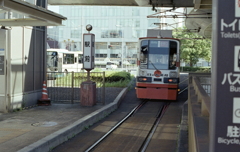 「駅前」から走り出す路面電車