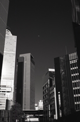 ビルの廻間にお月さん