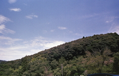 墓石の向こうには青空と山