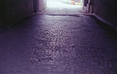 高架下に残された石畳