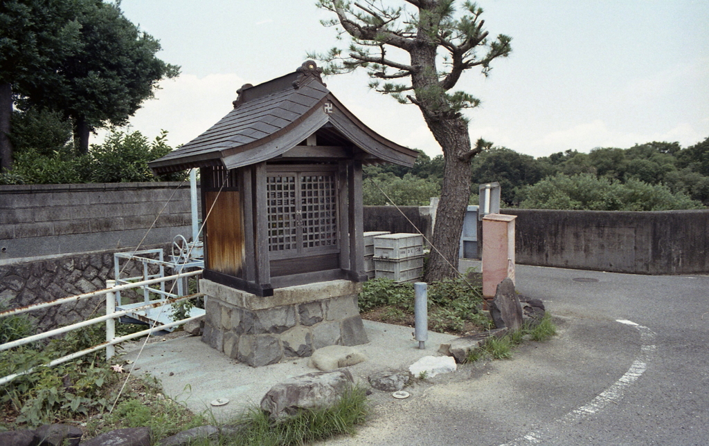 橋の袂の小さな祠