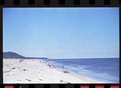 夏の暑さを楽しむ人々