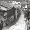 振り返る石畳の坂道