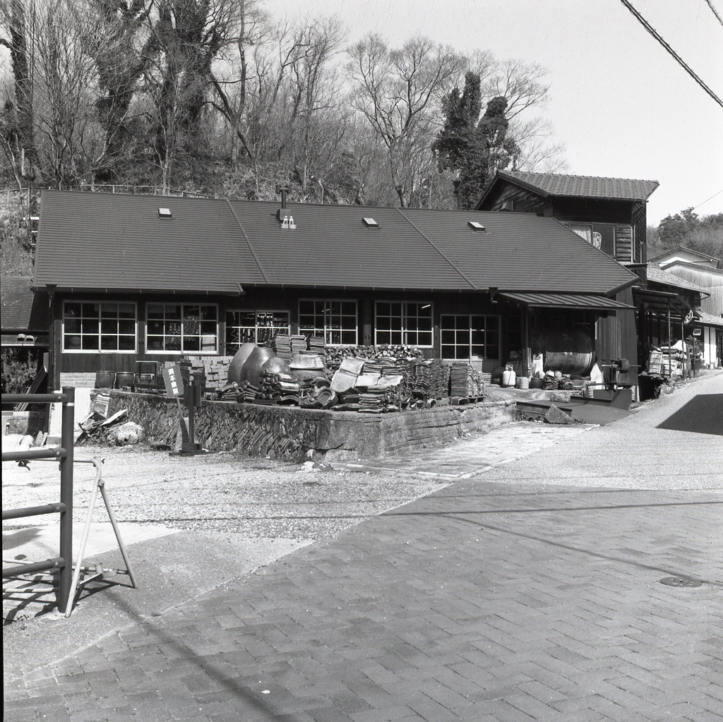 裏山に登り窯のある陶器工場