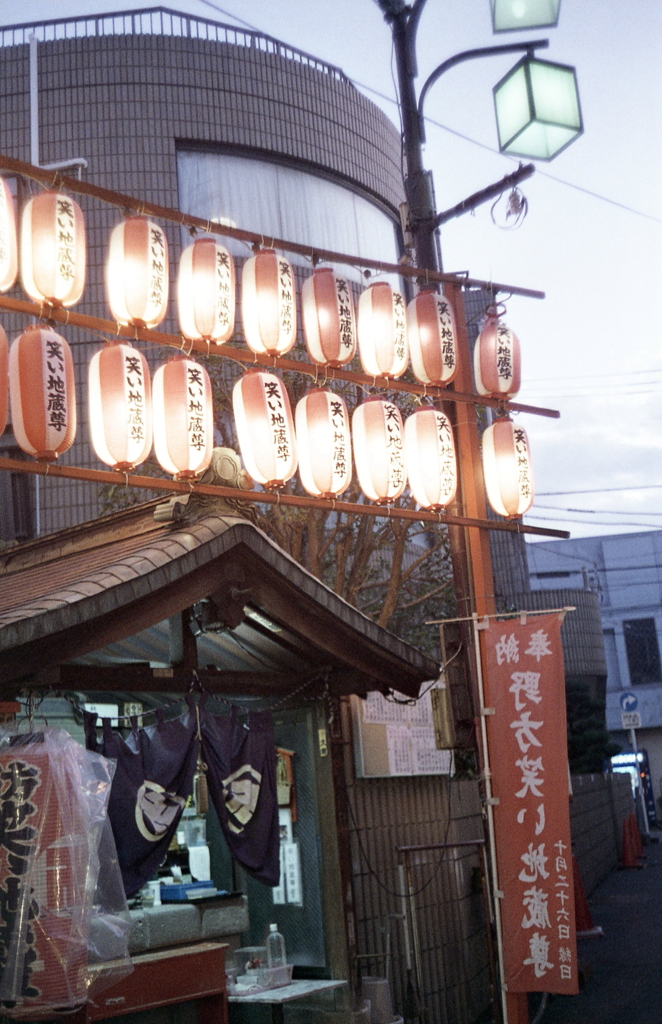 地蔵尊に明かりが灯る頃