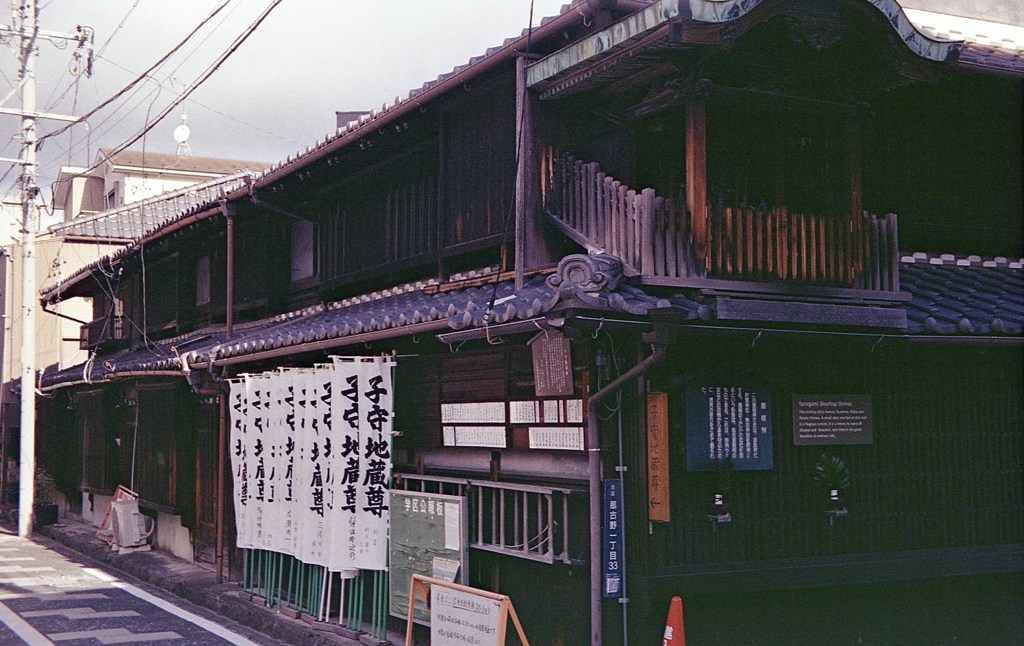 屋根神さまのある参道