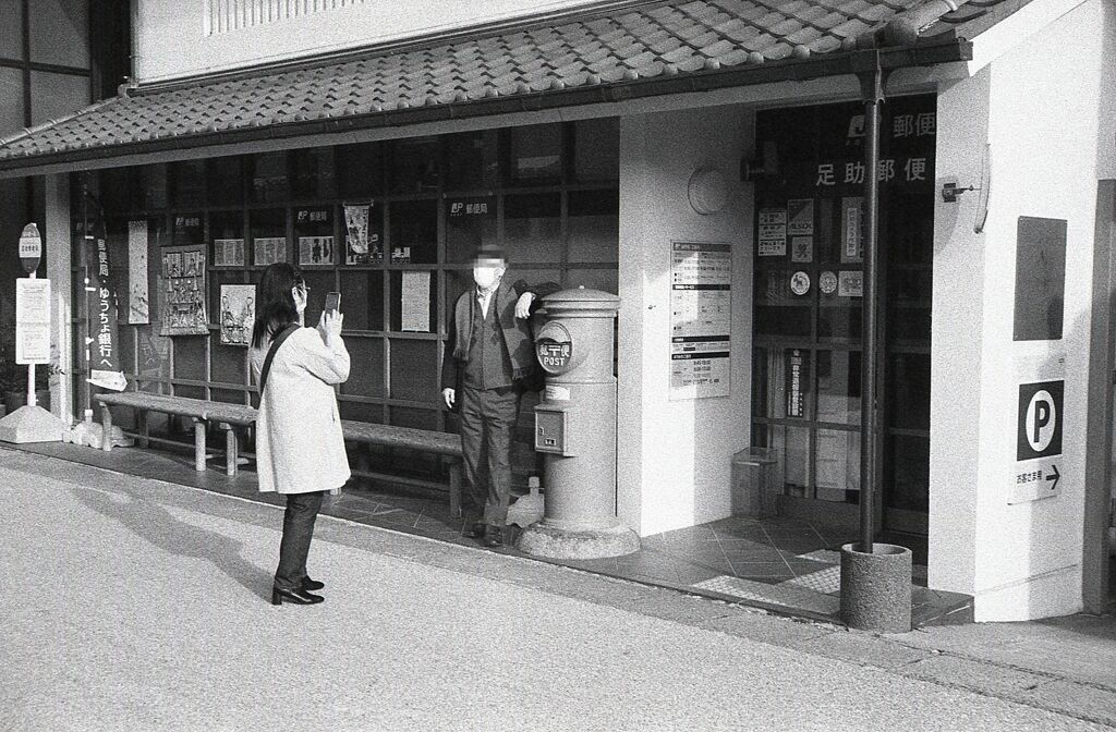 赤いポストで写真でも…