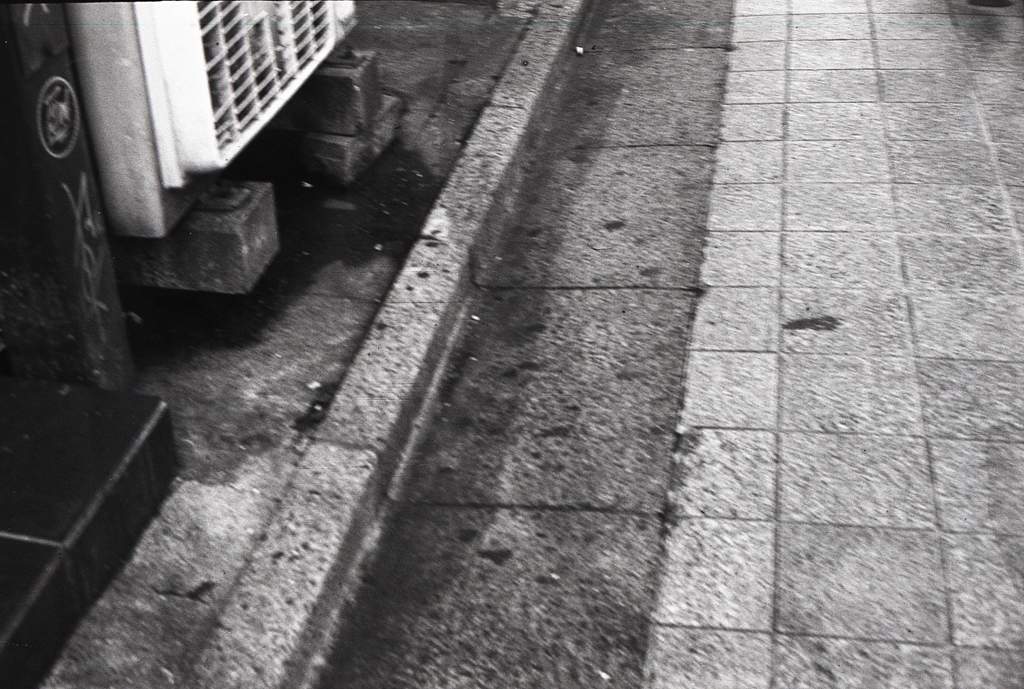 歩き疲れてＬ字溝　～東京モノクロ